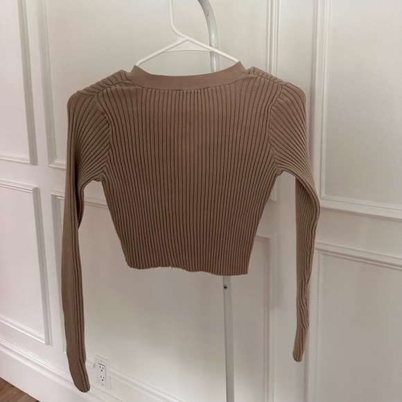 Tan sweater - Picture 4 of 4
